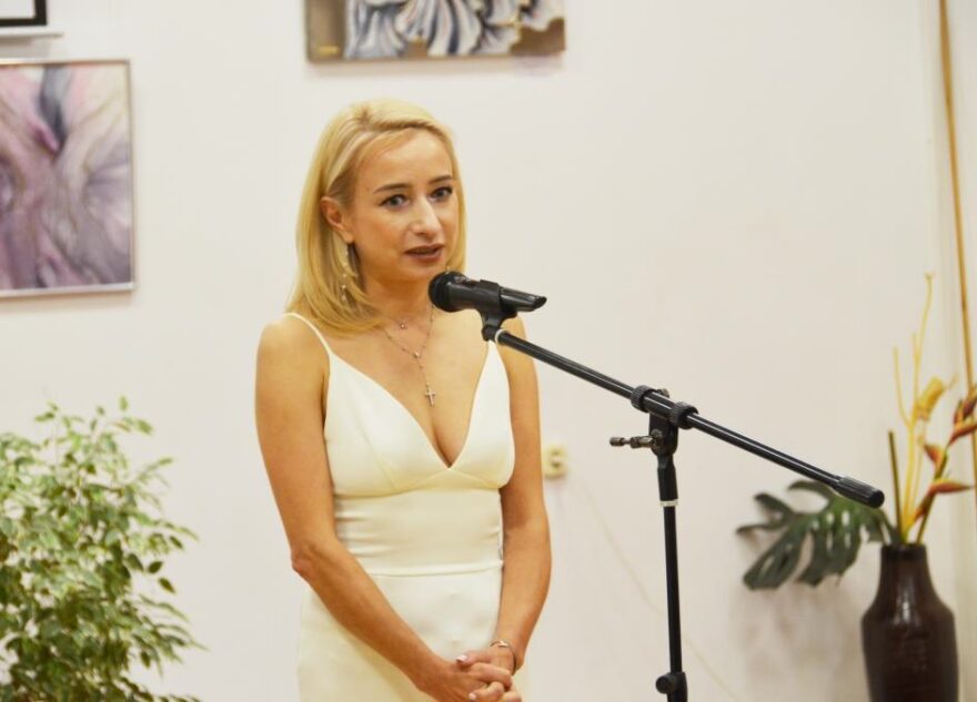 Выставка картин в зеркальной технике открылась в Вышнем Волочке