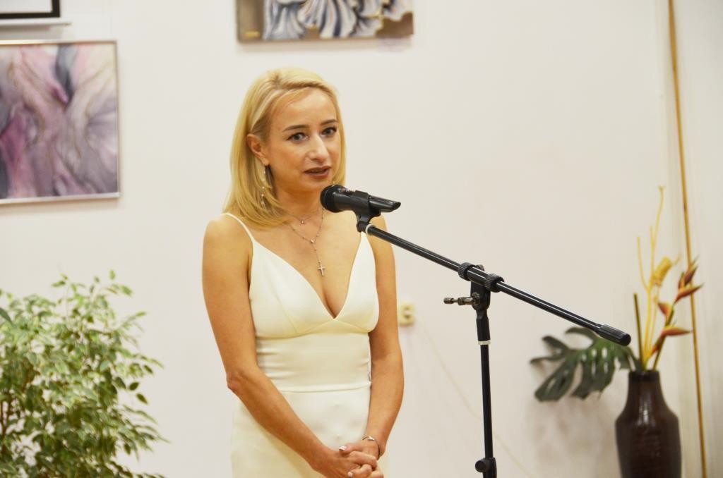 Выставка картин в зеркальной технике открылась в Вышнем Волочке