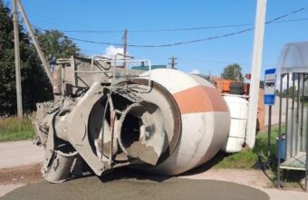 В Тверской области на остановку перевернулся цементовоз