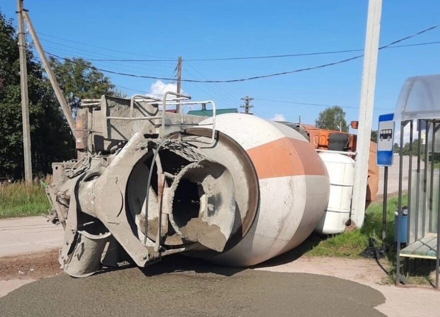 В Тверской области на остановку перевернулся цементовоз