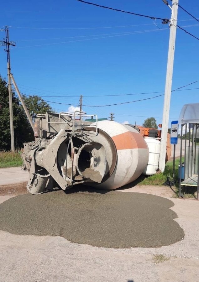 В Тверской области на остановку перевернулся цементовоз