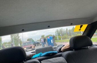 При ДТП в Твери перевернулся автомобиль