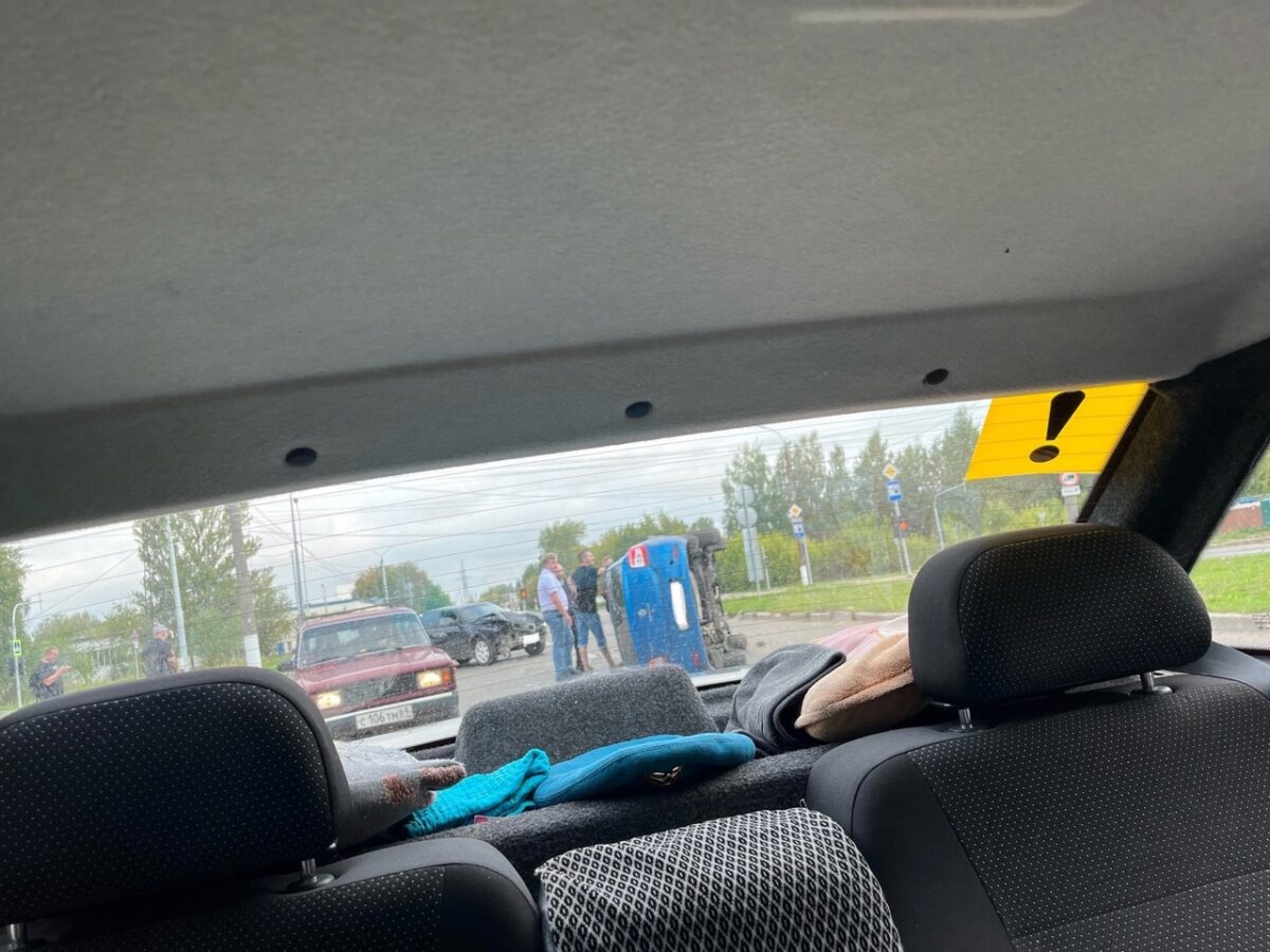 При ДТП в Твери перевернулся автомобиль
