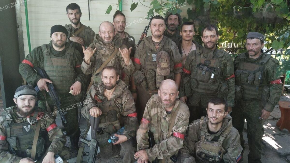 Героическим мотострелкам, остановившим врага в Курской области, вручили награды