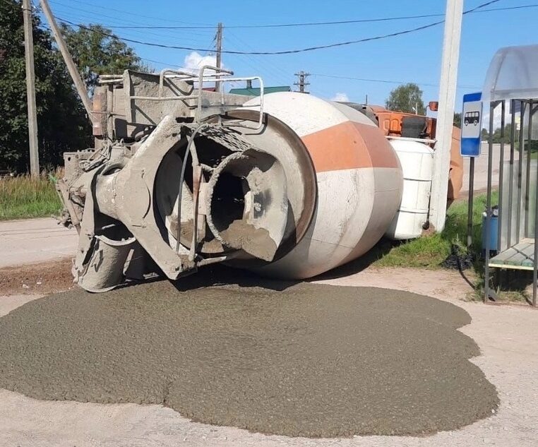 В Тверской области перевернулся бетоновоз