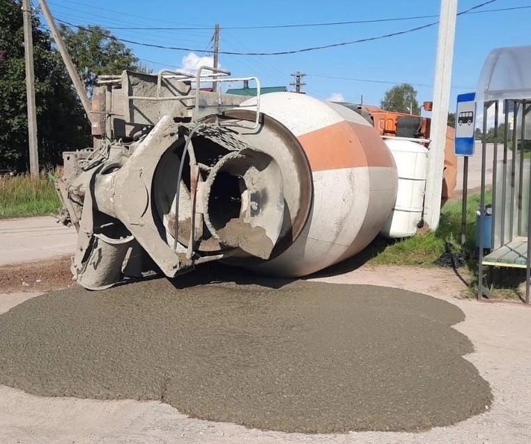 В Тверской области перевернулся бетоновоз
