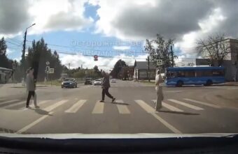 Отчаянные тверитяне всей толпой перешли дорогу на красный сигнал светофора Отчаянные тверитяне всей толпой перешли дорогу на красный сигнал светофора