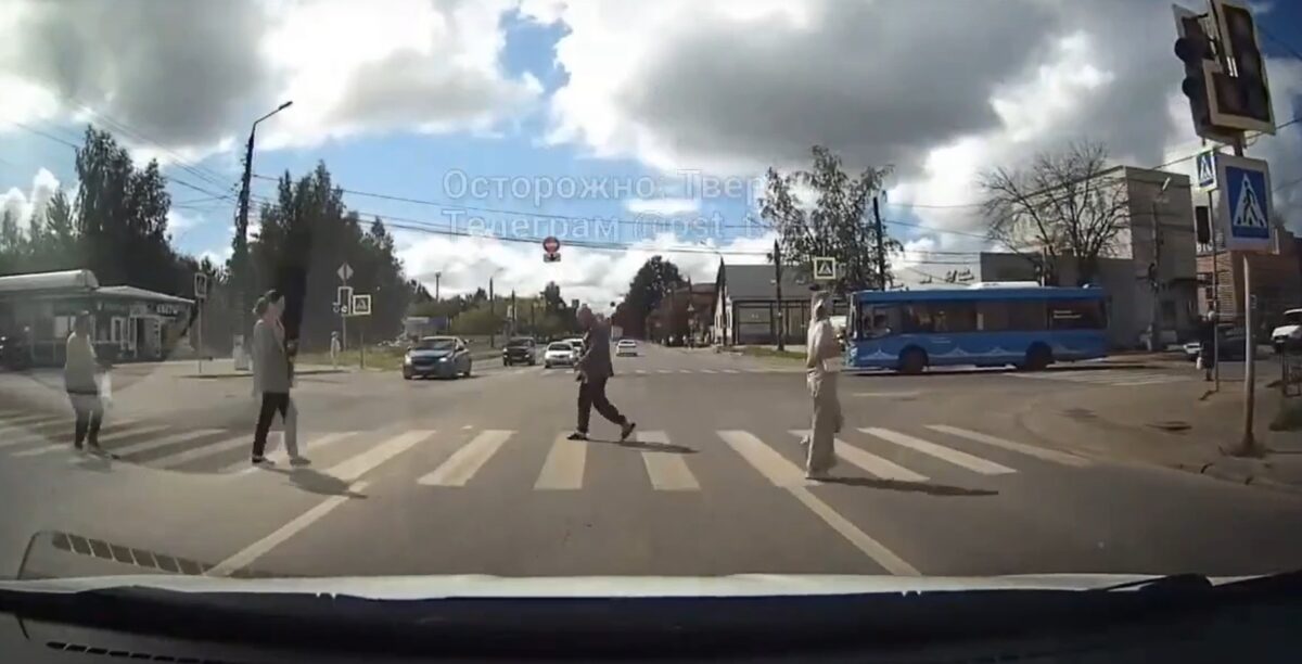 Отчаянные тверитяне всей толпой перешли дорогу на красный сигнал светофора