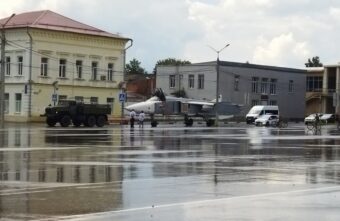 По центральным улицам города в Тверской области проехал самолет По центральным улицам города в Тверской области проехал самолет