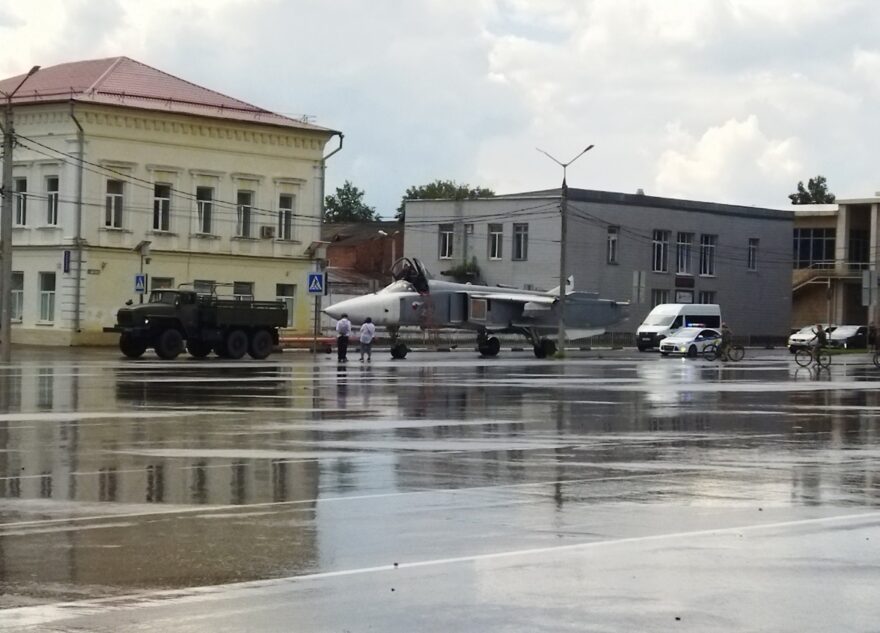 По центральным улицам города в Тверской области проехал самолет