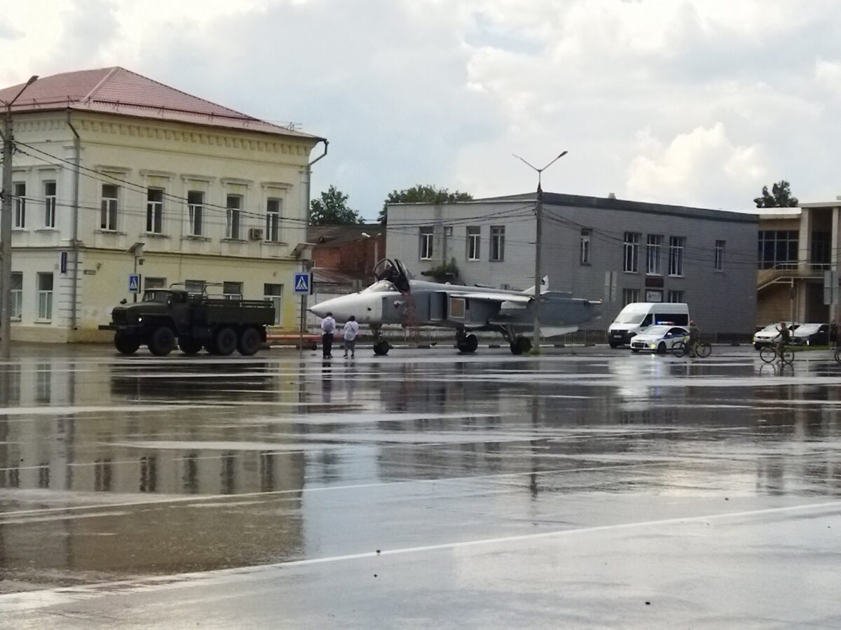 По центральным улицам города в Тверской области проехал самолет По центральным улицам города в Тверской области проехал самолет