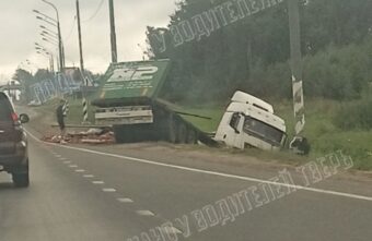 На трассе под Тверью в кювет вылетела фура