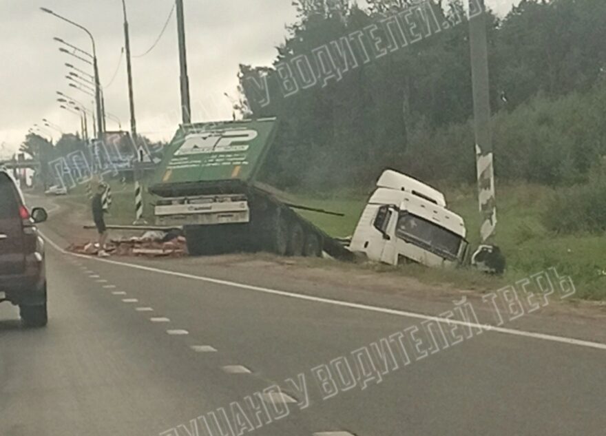 На трассе под Тверью в кювет вылетела фура