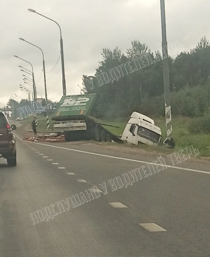 На трассе под Тверью в кювет вылетела фура