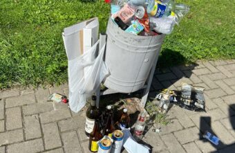 Жители Тверской области рядом с мемориальным комплексом устроили помойку