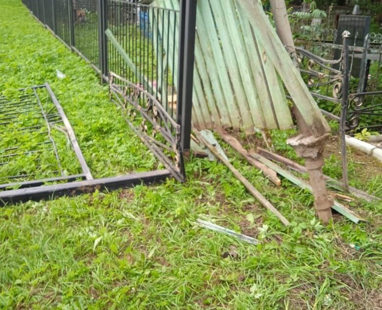 На кладбище в Тверской области вандалы устроили погром