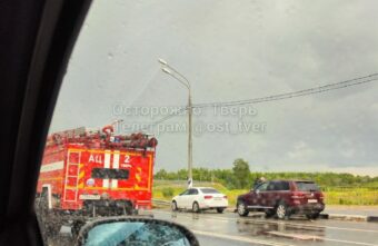 На трассе в сторону Южного в Твери столкнулись две иномарки На трассе в сторону Южного в Твери столкнулись две иномарки