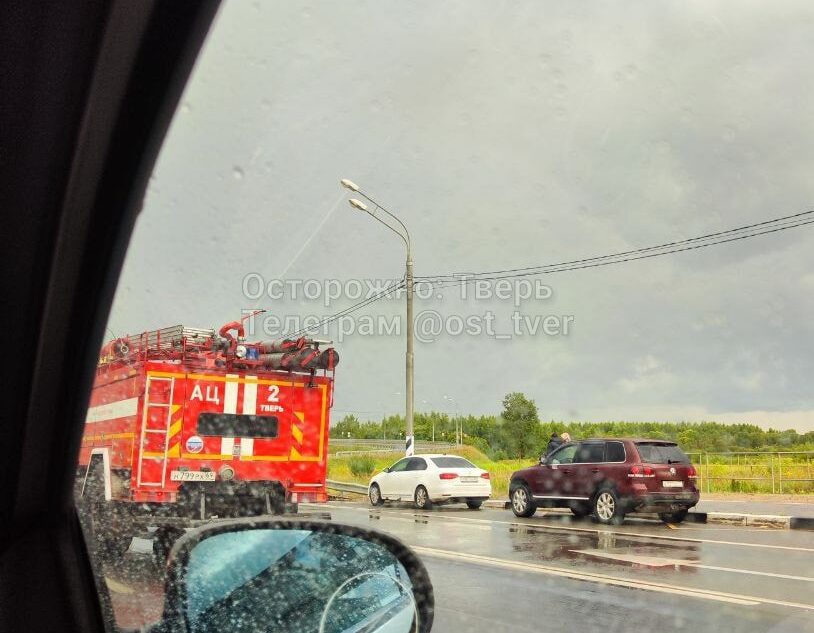 На трассе в сторону Южного в Твери столкнулись две иномарки