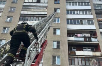В Твери на окне 7-го этажа сидела женщина В Твери на окне 7-го этажа сидела женщина