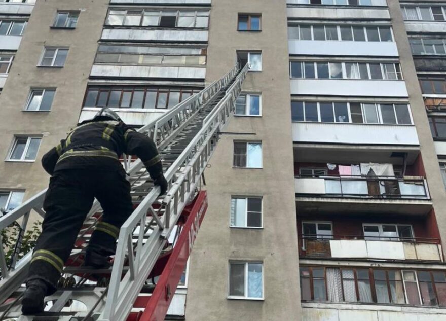 В Твери на окне 7-го этажа сидела женщина