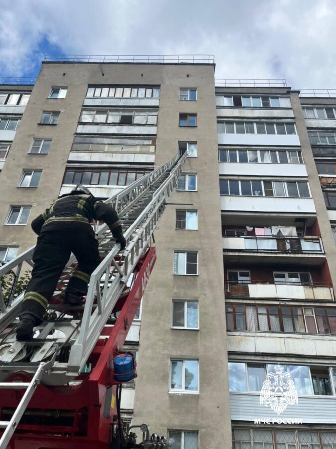 В Твери на окне 7-го этажа сидела женщина В Твери на окне 7-го этажа сидела женщина