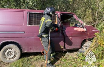 В Тверской области пожарные вытащили пассажира из машины в кювете В Тверской области пожарные вытащили пассажира из машины в кювете