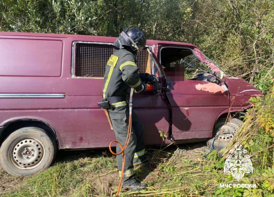 В Тверской области пожарные вытащили пассажира из машины в кювете В Тверской области пожарные вытащили пассажира из машины в кювете