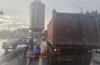 В Твери грузовик сбил на дороге пешехода
