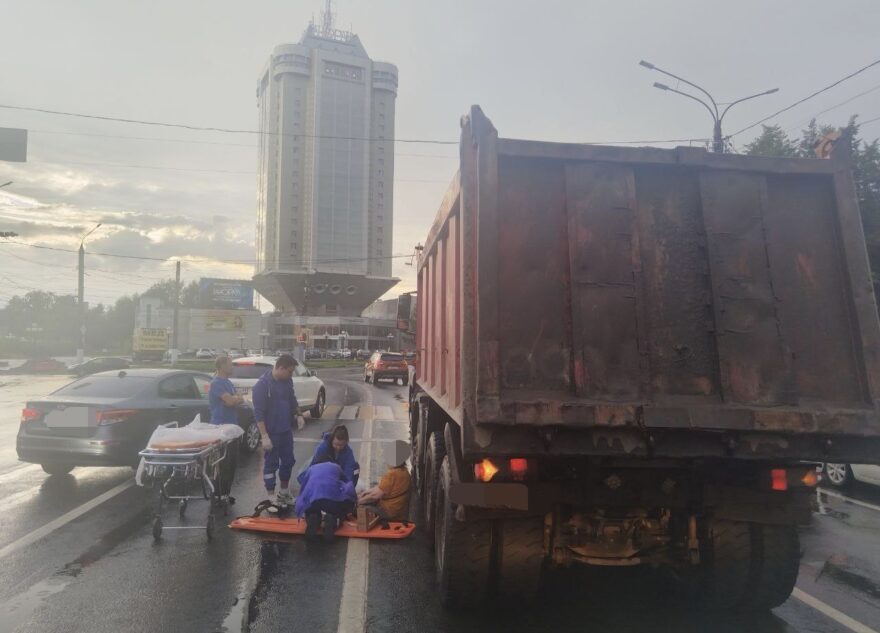 В Твери грузовик сбил на дороге пешехода