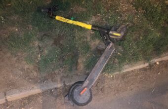 В Твери автомобиль сбил 15-летнего самокатчика на переходе В Твери автомобиль сбил 15-летнего самокатчика на переходе