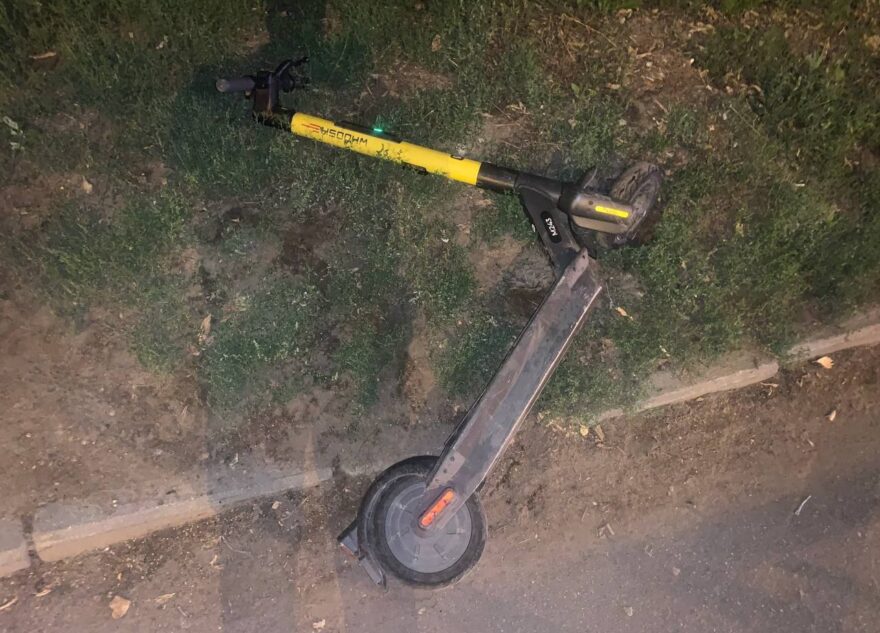 В Твери автомобиль сбил 15-летнего самокатчика на переходе