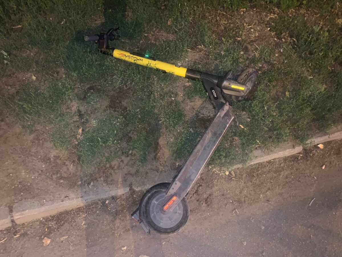 В Твери автомобиль сбил 15-летнего самокатчика на переходе