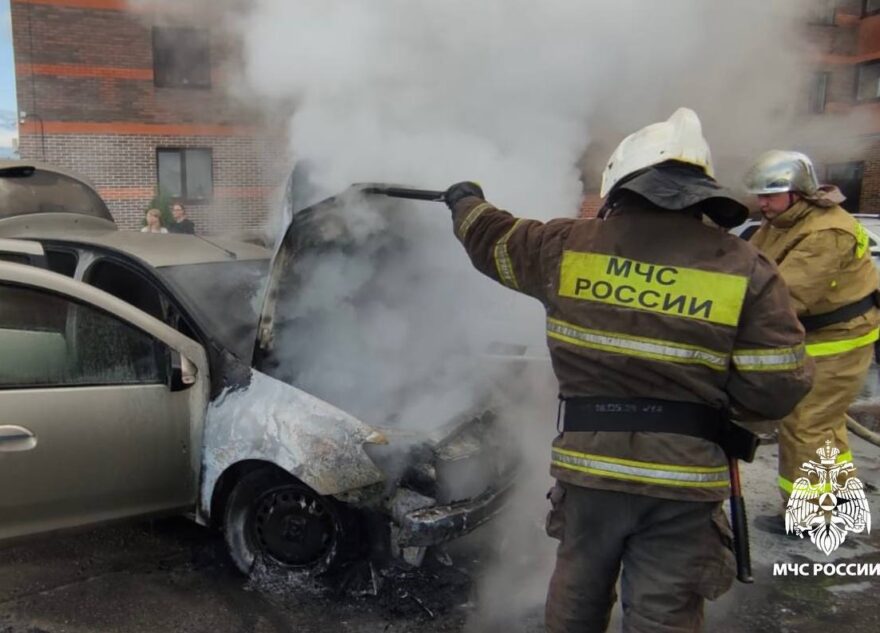 Вечером в Твери загорелся автомобиль