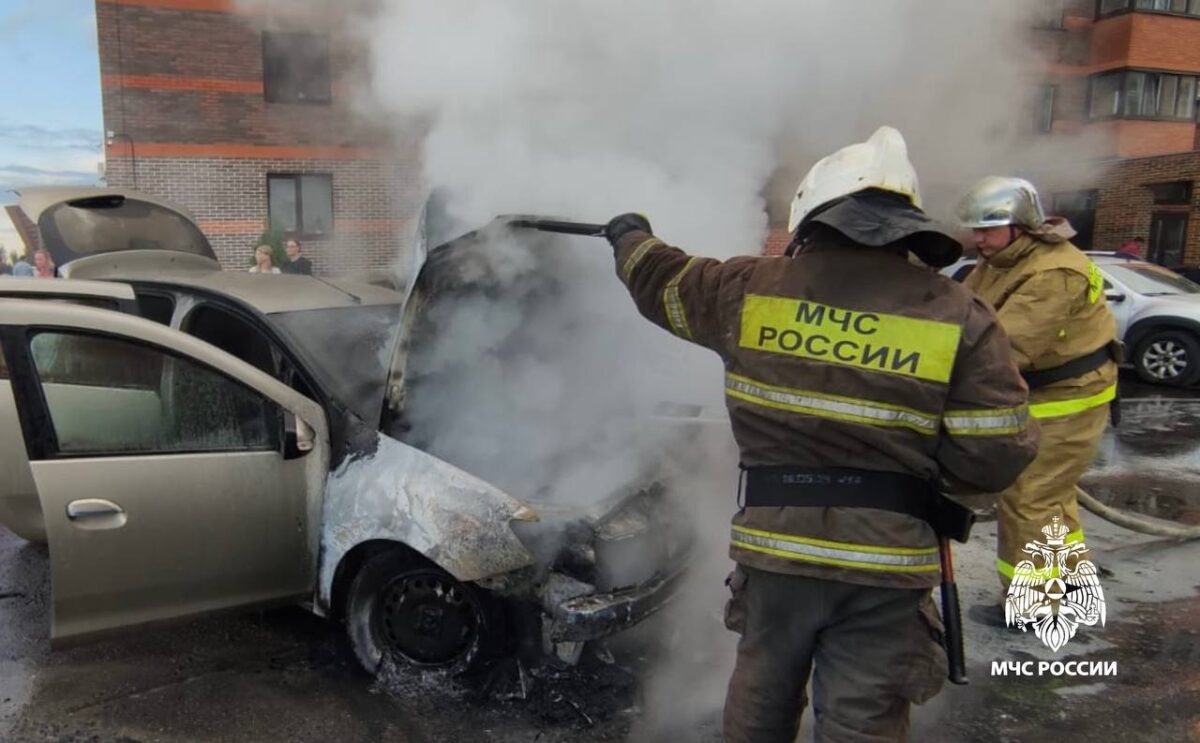 Вечером в Твери загорелся автомобиль