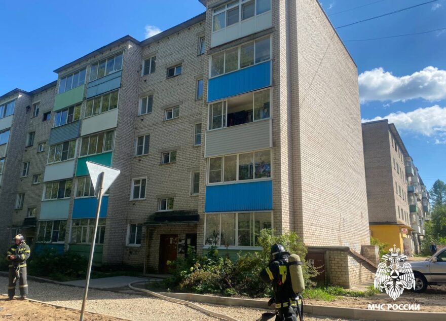 В Тверской области пожарные эвакуировали жителей подъезда