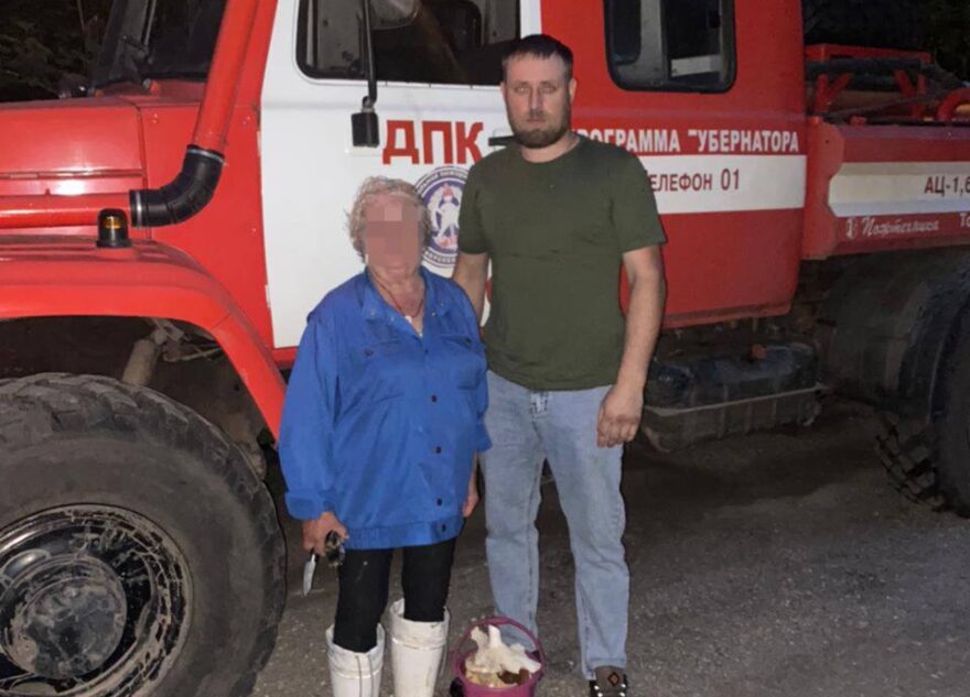 В Тверской области сотрудники МЧС вывели заблудившуюся бабушку из леса В Тверской области сотрудники МЧС вывели заблудившуюся бабушку из леса