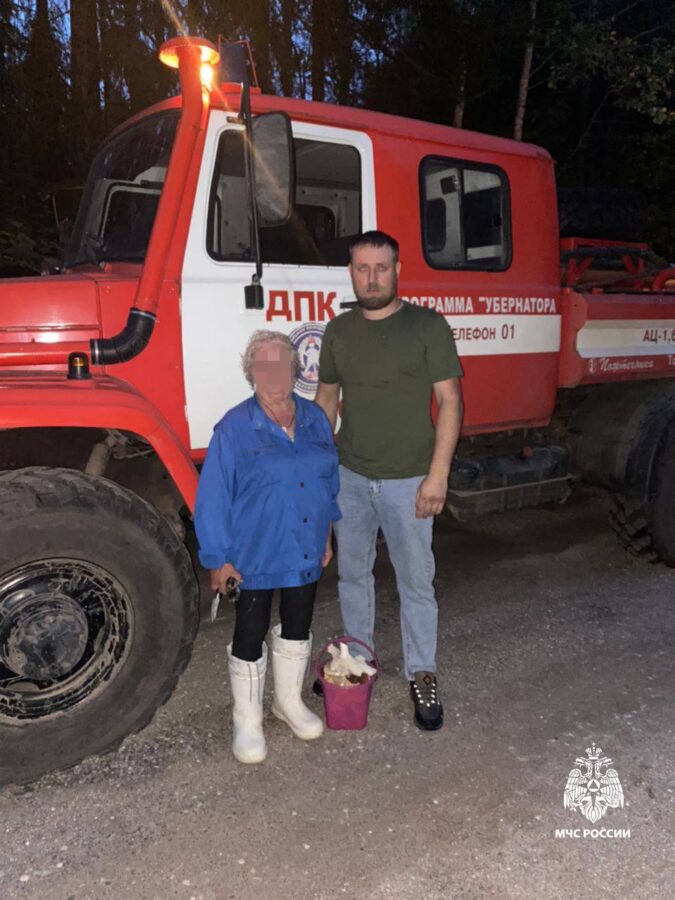 В Тверской области сотрудники МЧС вывели заблудившуюся бабушку из леса