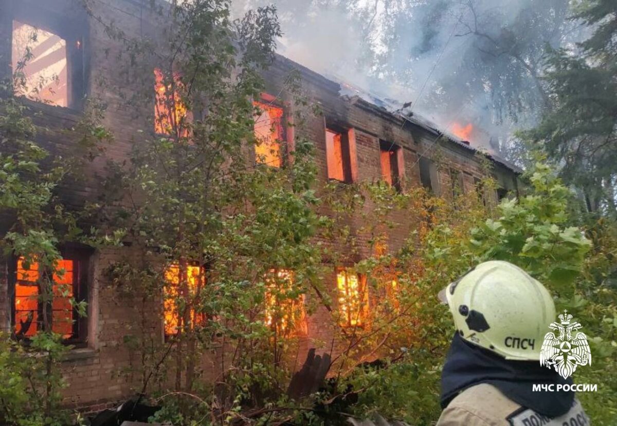 В Тверской области сгорело крупное неэксплуатируемое строение