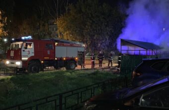 В Твери в Заволжском районе полыхает мусорка В Твери в Заволжском районе полыхает мусорка