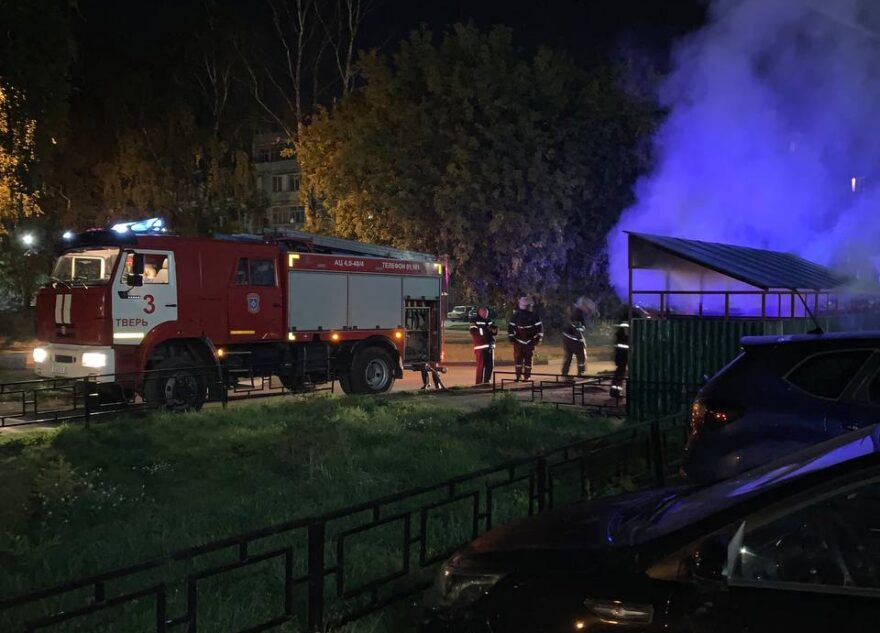 В Твери в Заволжском районе полыхает мусорка