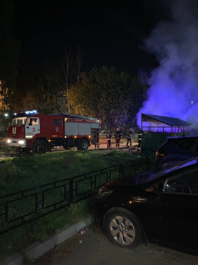 В Твери в Заволжском районе полыхает мусорка