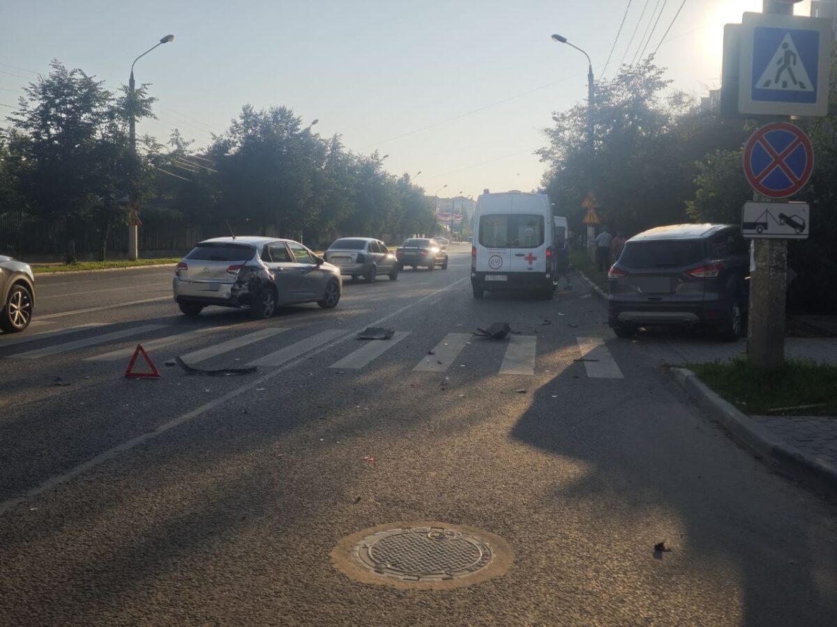 В Твери произошло столкновение двух автомобилей