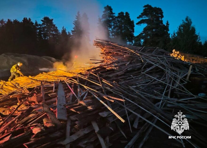 В деревне под Тверью загорелись порубочные остатки