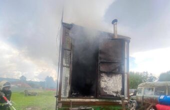 В деревне под Тверью ликвидировали возгорание бытовки