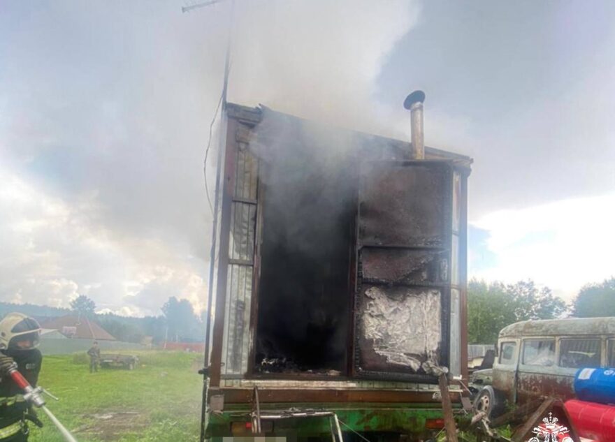 В деревне под Тверью ликвидировали возгорание бытовки