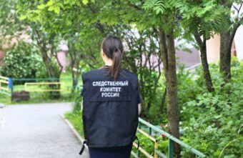 Двухлетняя девочка выпала из окна дома в Твери