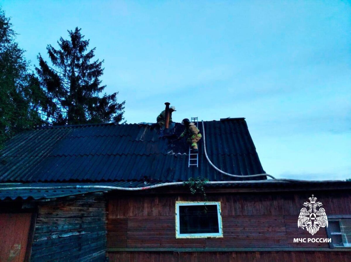 В жилом доме в Тверской области загорелась кровля