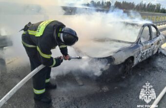 На трассе в Тверской области на ходу загорелась машина На трассе в Тверской области на ходу загорелась машина