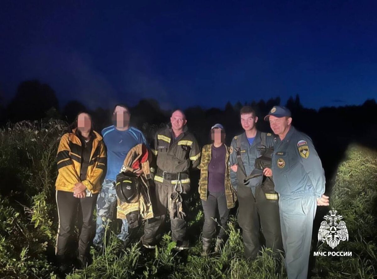 В Тверской области спасатели вывели из леса потерявшихся грибников