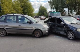 Один человек пострадал в столкновении двух иномарок на перекрёстке в Твери Один человек пострадал в столкновении двух иномарок на перекрёстке в Твери